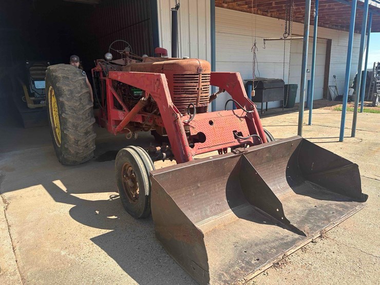 farmall-m-with-loader-image-2