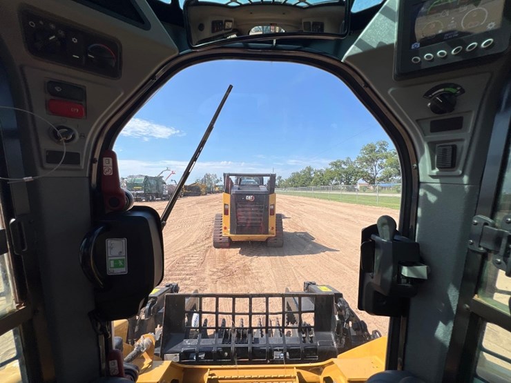 2023-caterpillar-279d3-image-36