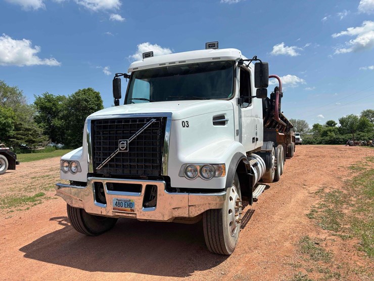 2014-volvo-vhd-semi-image-2