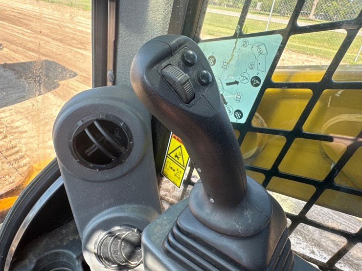 2019-caterpillar-236d3-image-27