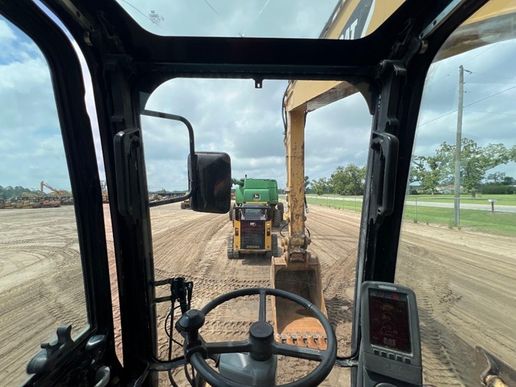 2011-caterpillar-m318d-image-38