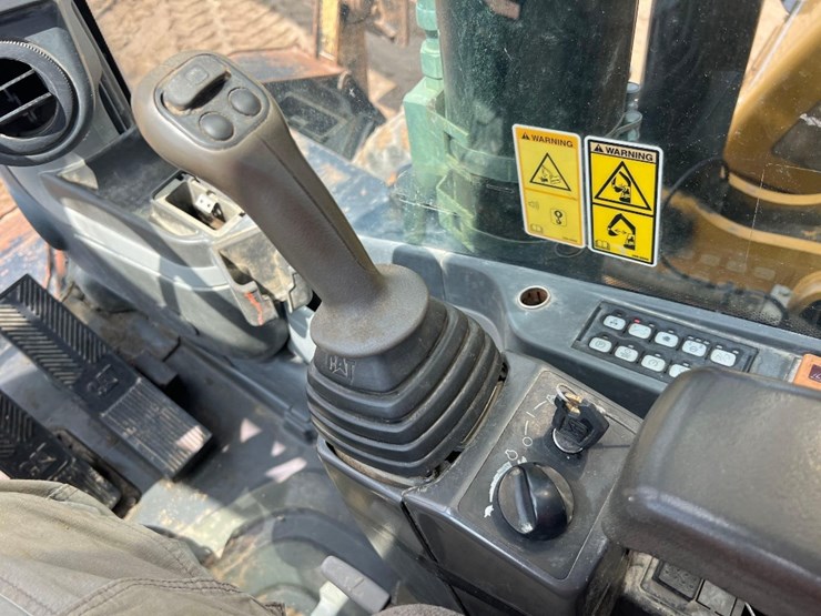 2011-caterpillar-m318d-image-29