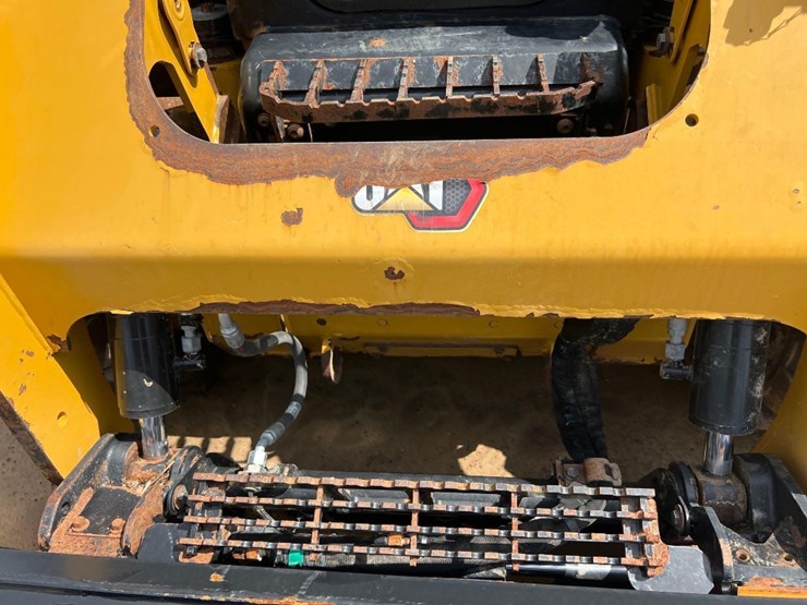 2020-caterpillar-242d3-image-10