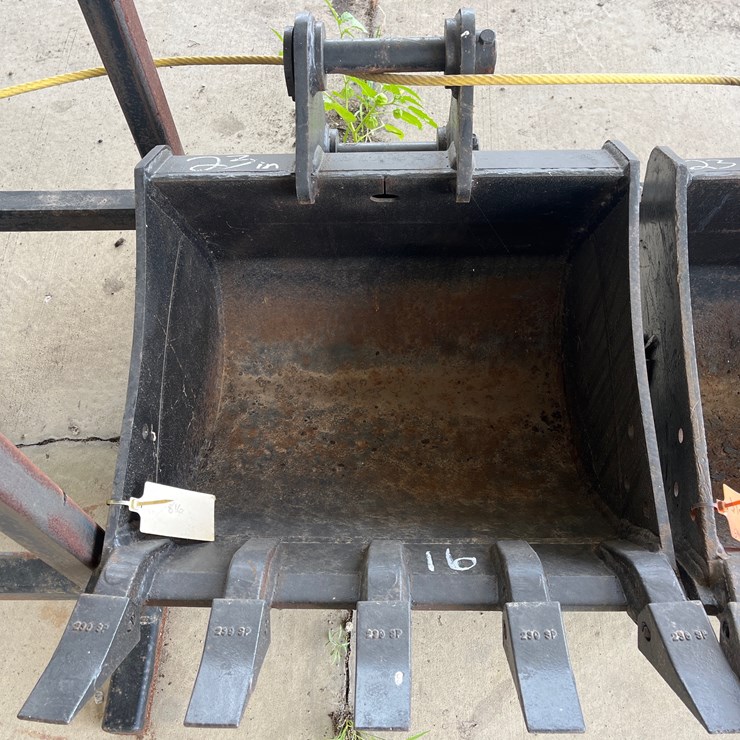 #16 • 24 IN TAG DIGGING BUCKET FOR YANMAR