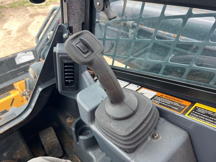 2022-deere-320g-image-23