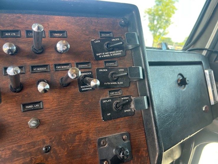 2000-peterbilt-378-image-35
