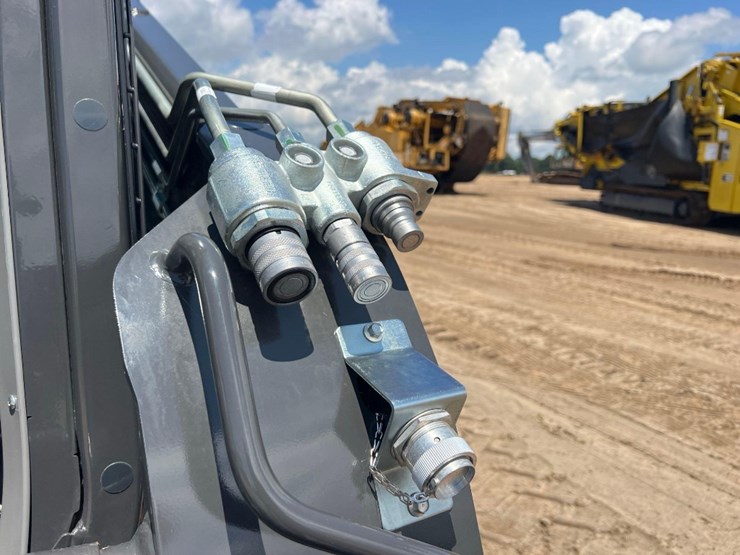 new-holland-c332-image-11