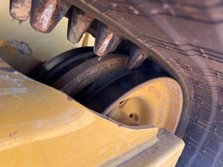 2025-caterpillar-265-skid-steer-image-15