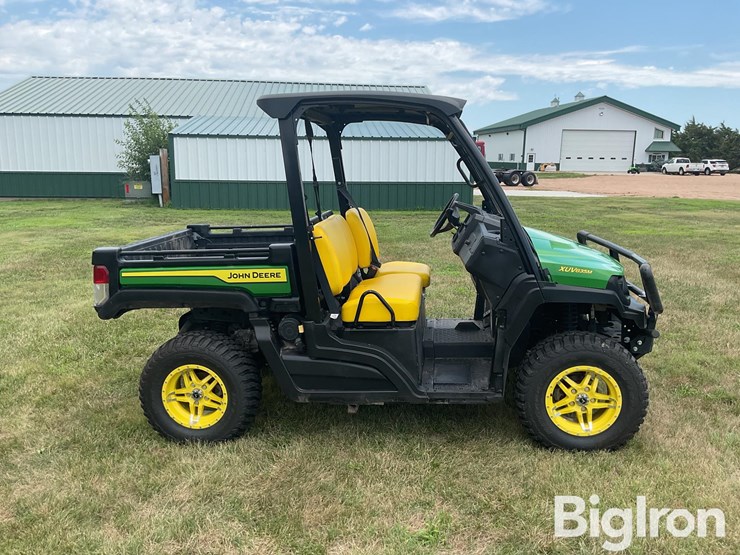 2021-john-deere-gator-image-4