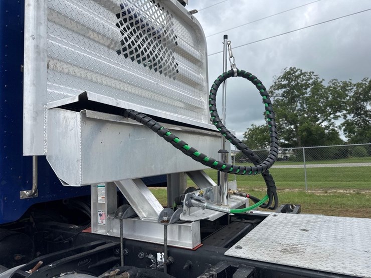 2011-peterbilt-367-image-17
