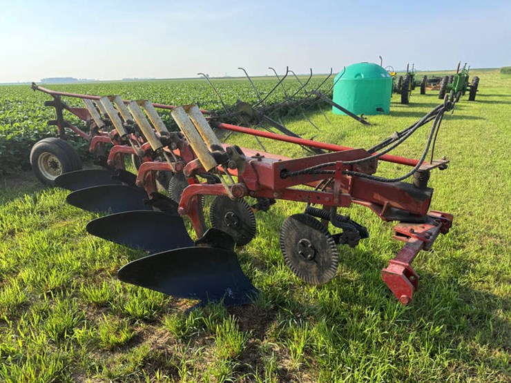 #1425-•-ih-720-4x-auto-reset-plow-image-1