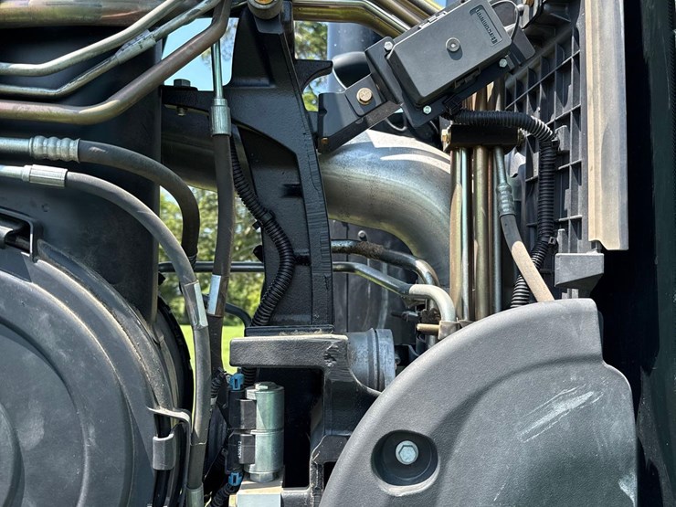 2013-john-deere-8260r-image-41