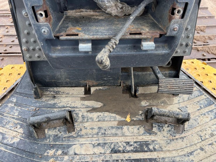 2016-deere-700k-lgp-image-39