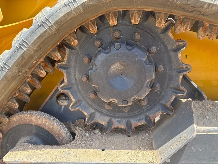 2023-deere-317g-image-13