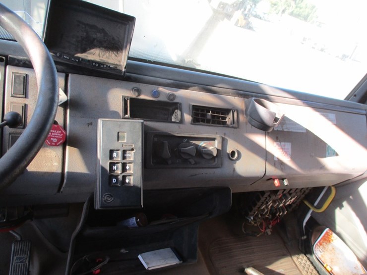 2005-freightliner-fl70-image-9