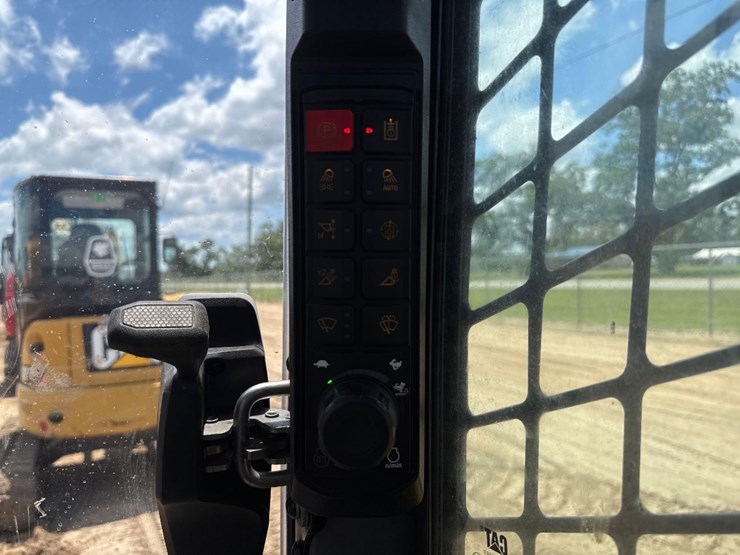 2024-caterpillar-255-skid-steer-image-31