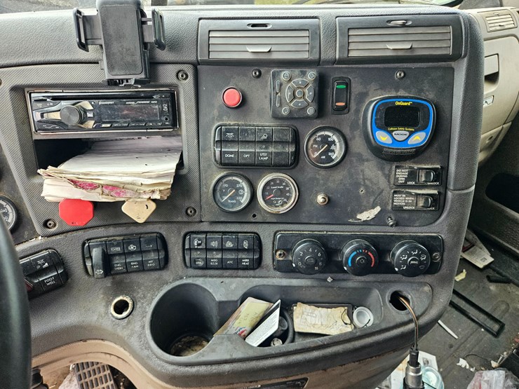 2009-freightliner-cascadia-125-image-55