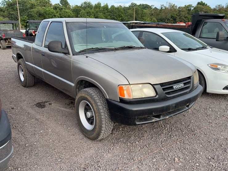 #3017-•-1998-isuzu-pick-up-truck-image-3
