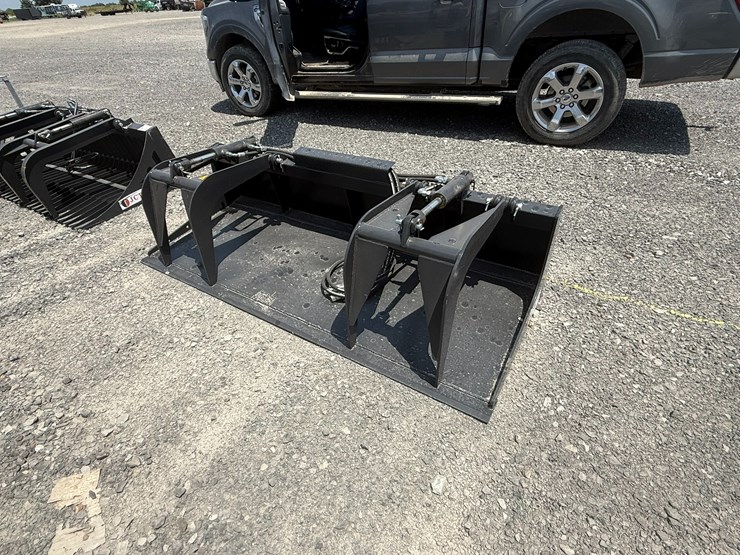 #2017-•-unused-jct-skid-steer-grapple-image-2