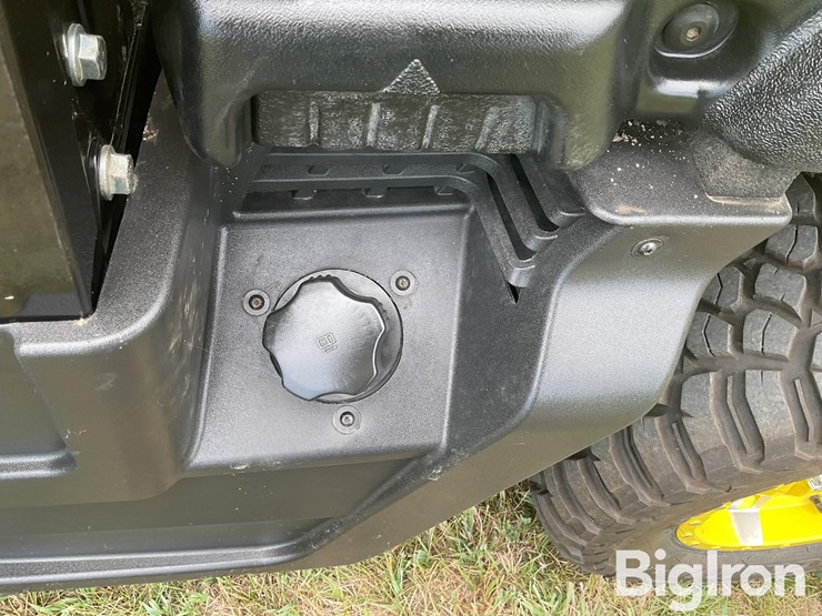 2021-john-deere-gator-image-15