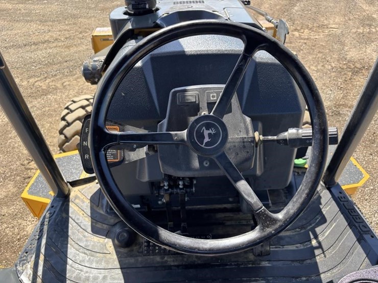 2020-deere-410l-image-35