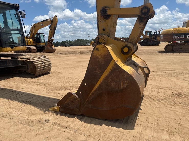 2020-caterpillar-326-image-29