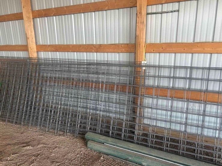 deere-fence,-chicken-wire,-steel-posts-image-3