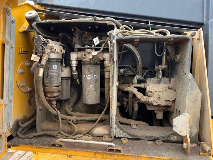 2016-deere-700k-lgp-image-24