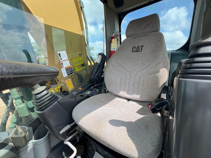 2011-caterpillar-m318d-image-27