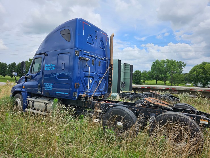 2009-freightliner-cascadia-125-image-11