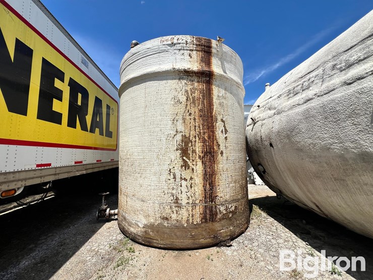 7,000-gallon-(approx.)-fiberglass-liquid-feed-storage-tank-image-2