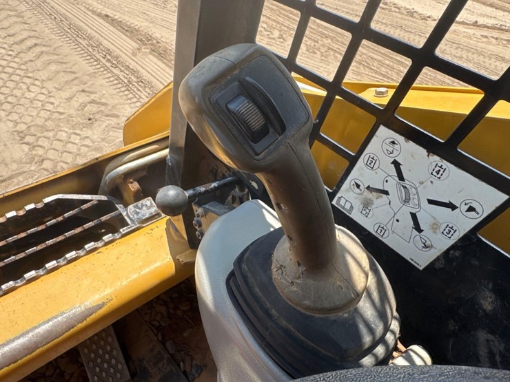 2011-caterpillar-259b3-image-27
