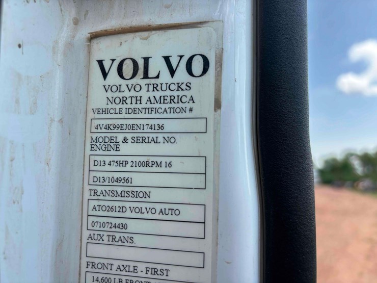2014-volvo-vhd-semi-image-16