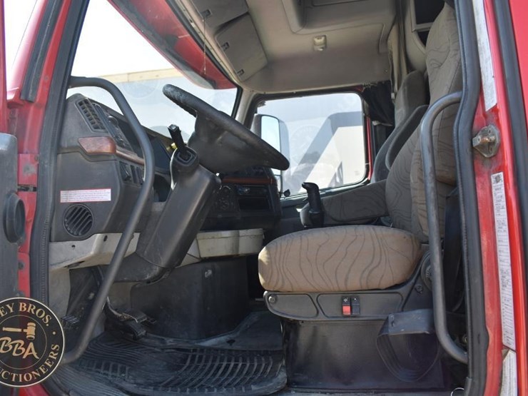2005-volvo-vnl64t670-image-56