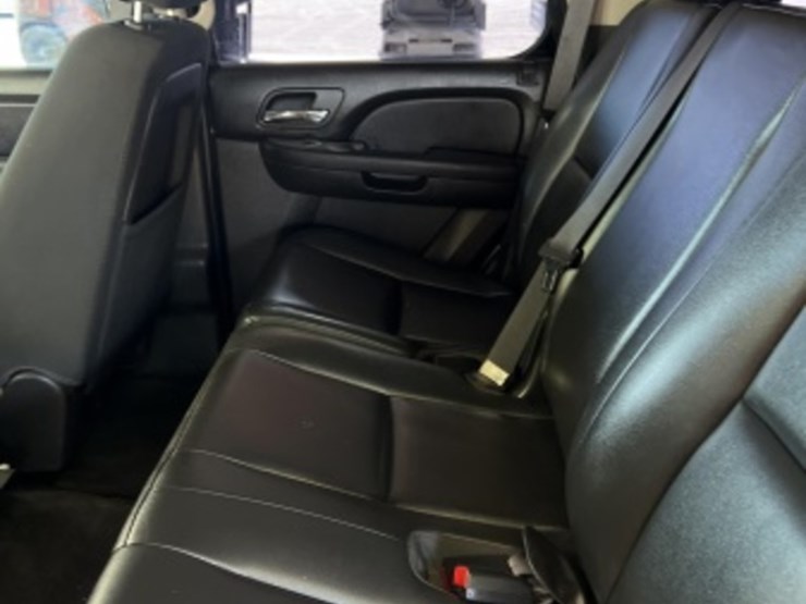 2013-chevrolet-tahoe-image-23