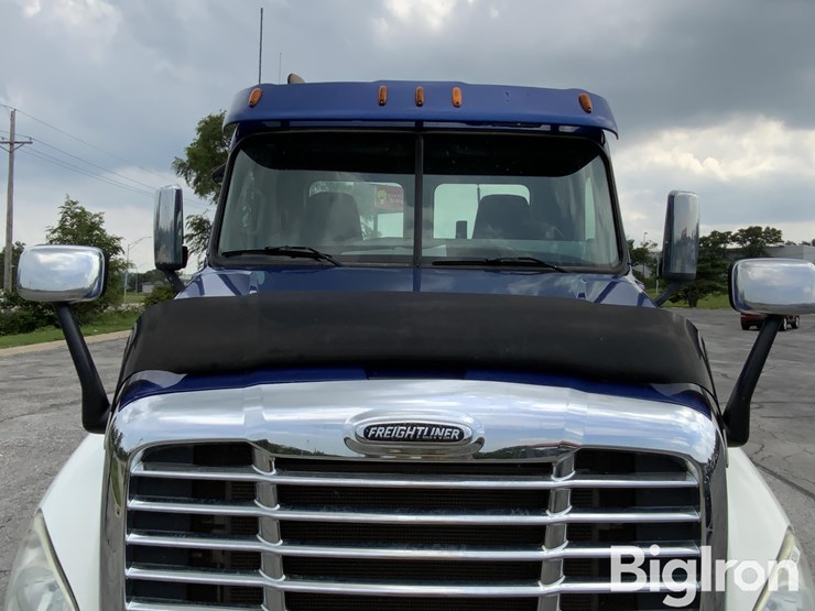 2012-freightliner-cascadia-125-image-10
