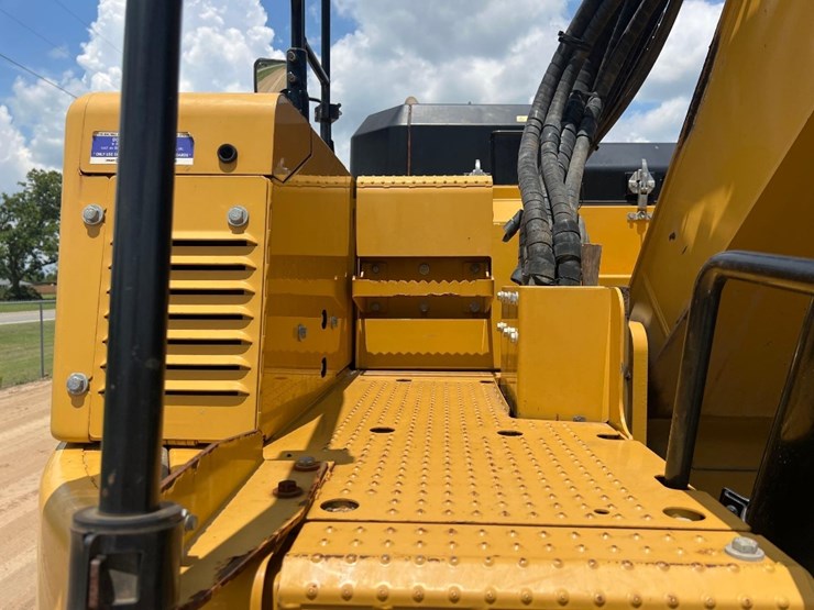 2016-caterpillar-335fl-image-17