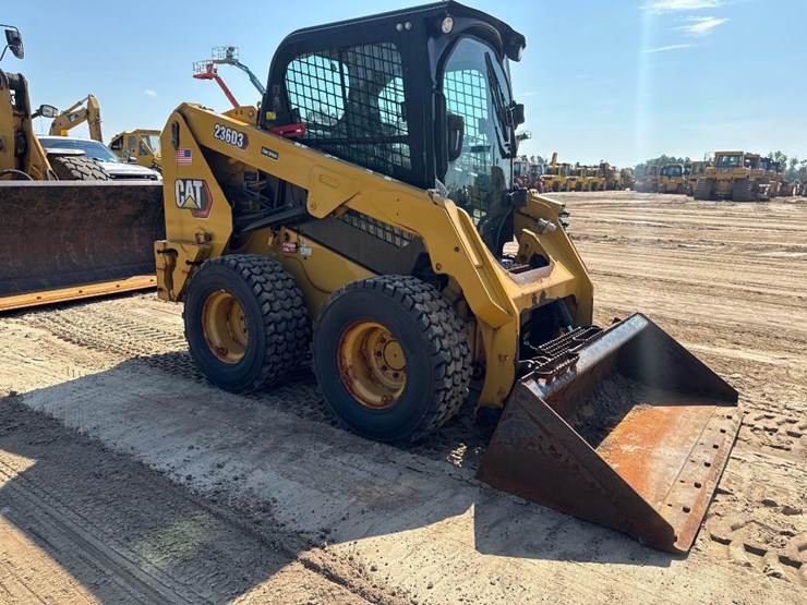 2019-caterpillar-236d3-image-4