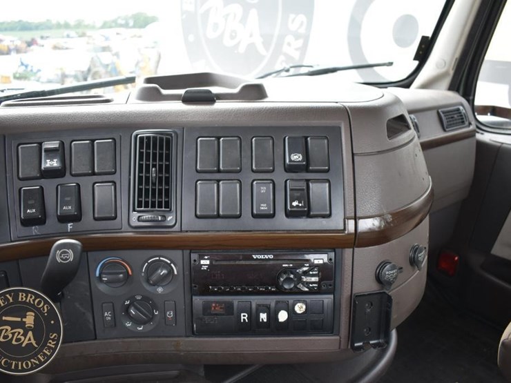 2017-volvo-vnl64t300-image-73