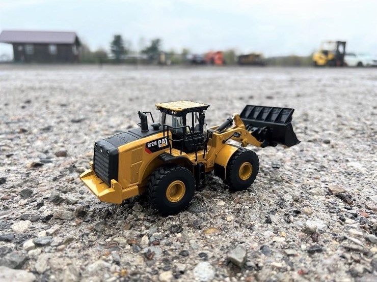 #90-•-cat-950m-wheel-loader-1:50-scale-replica--die-cast-metal-+-2-bright-star-auction-camping-chairs-image-5