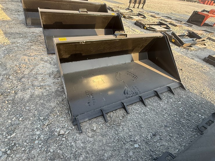 #2093-•-kc-66"-skid-steer-bucket-w/-teeth-inv#:-25303-image-1