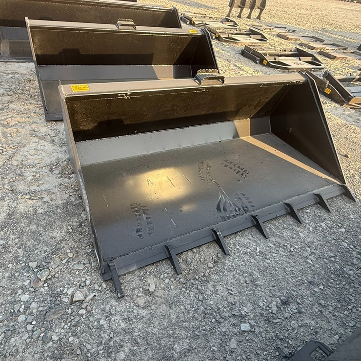 #2093 • KC 66" Skid Steer Bucket w/ Teeth Inv#: 25303