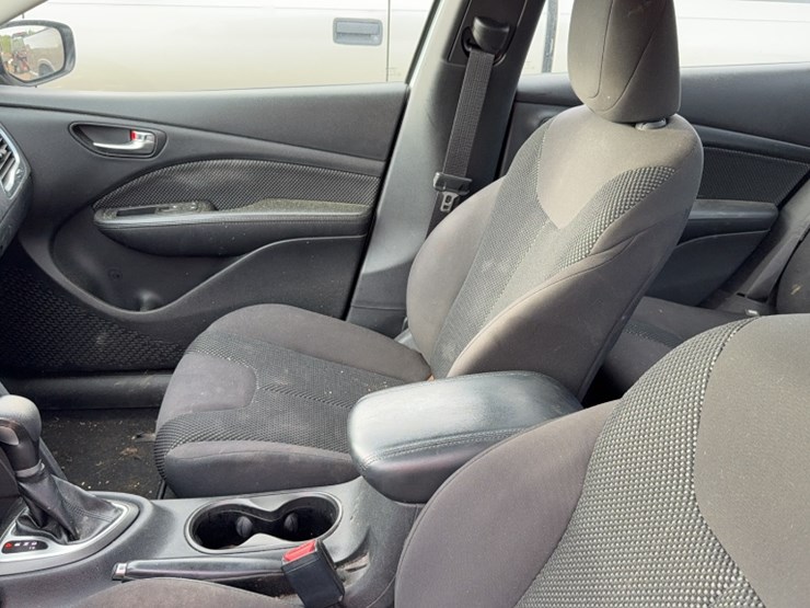 #3018-•-2014-dodge-sedan-image-17