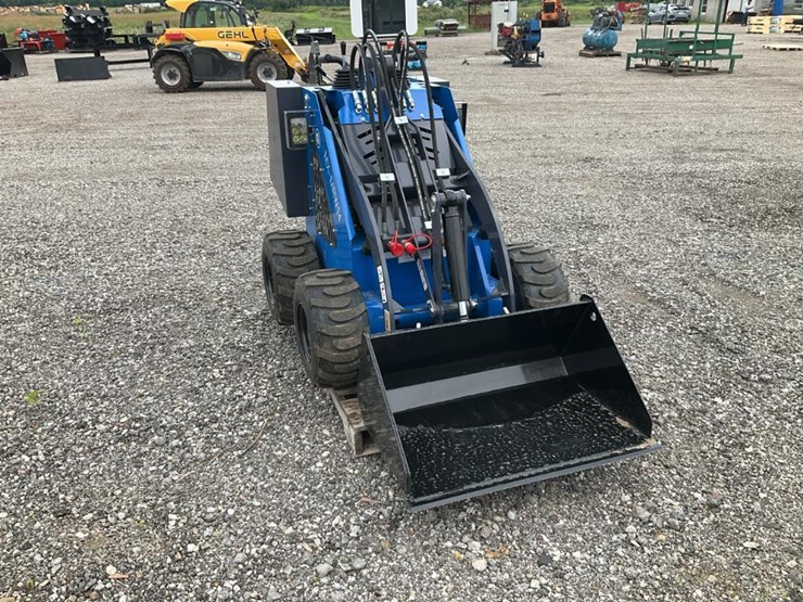 #1040-•-used-4-wheel-mini-skid-loader-image-5