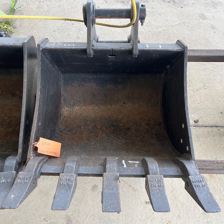 #17 • 24IN TAG DIGGING BUCKET FOR YANMAR