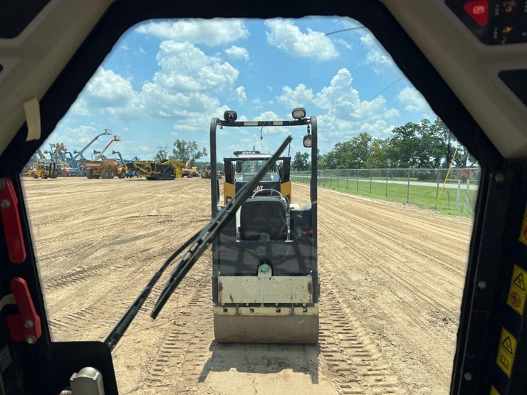 2021-jcb-3ts-8t-image-32