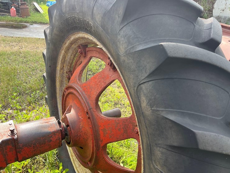 farmall-400-tractor-image-13