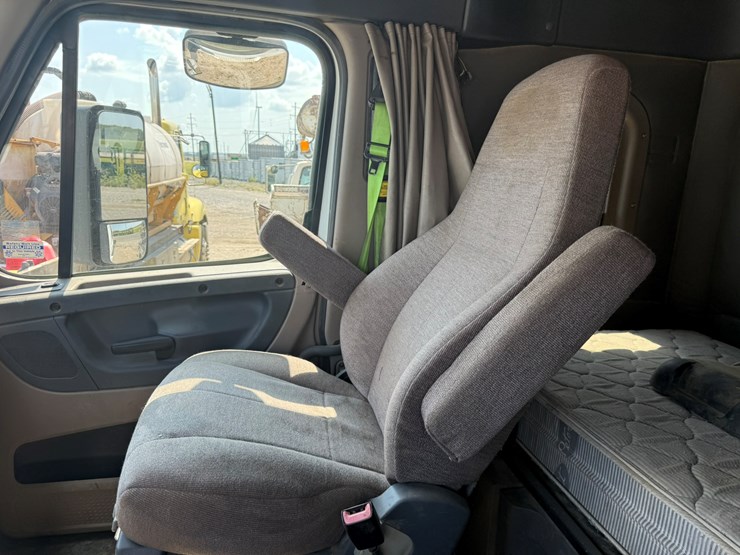 2014-freightliner-cascadia-125-image-37