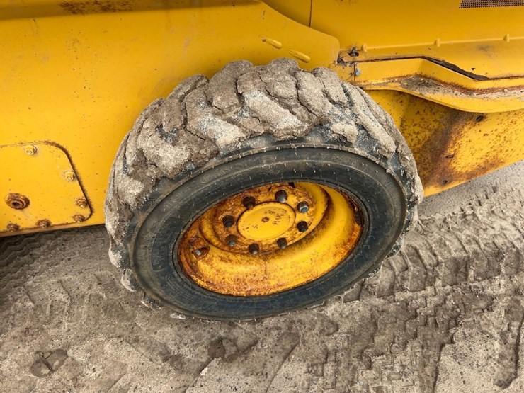 2022-deere-320g-image-10