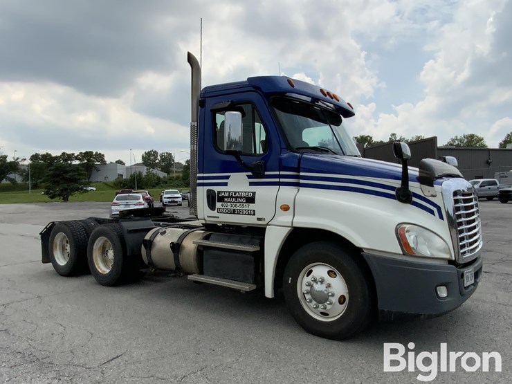 2012-freightliner-cascadia-125-image-3